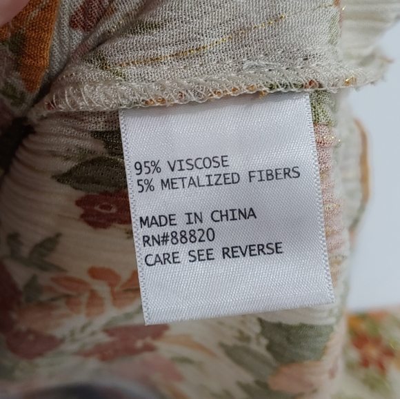 CUPCAKES AND CASHMERE FLORAL PULLOVER TOP (154) - Picture 16 of 16